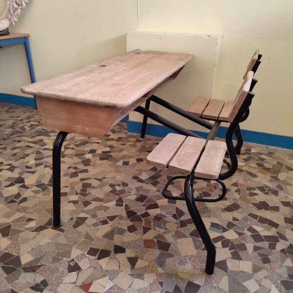 Table d'écolier avec chaises